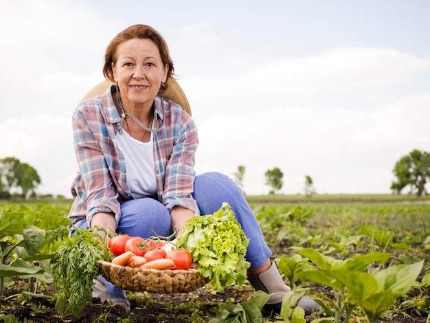 Photo gratuite tenue femme, a, panier plein, de, légumes