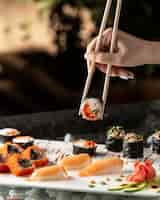 Photo gratuite tenue femme, rouleau sushi, à, baguettes