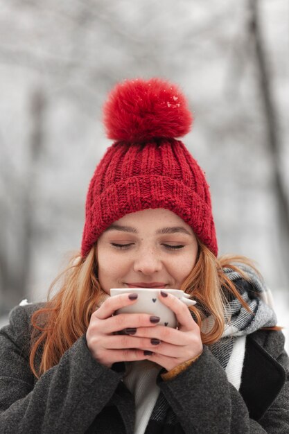 Tenue femme, tasse thé, à, elle, yeux ont fermé