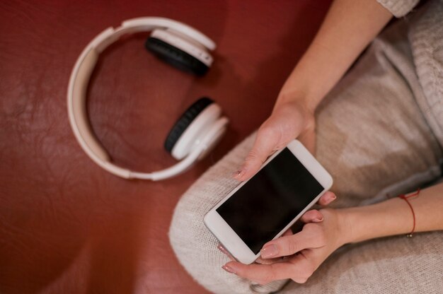 Tenue femme, téléphone, près, écouteurs