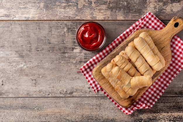 TequeÃƒÂ±os d'Amérique latine farcis au fromage sur table en bois