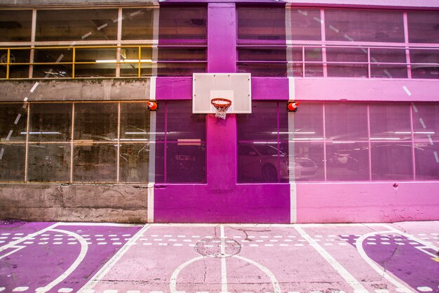 Un terrain de basket moderne et coloré