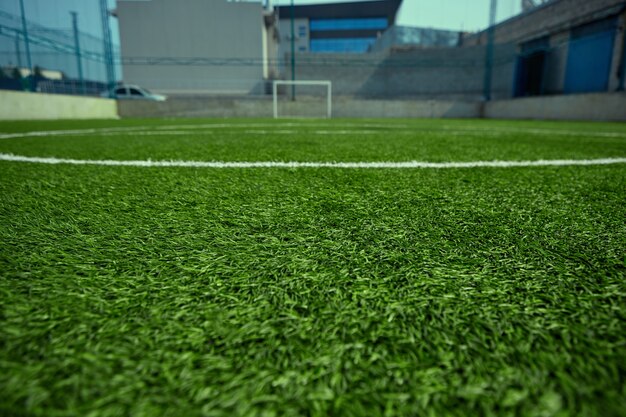 Le terrain de football vide et l'herbe verte