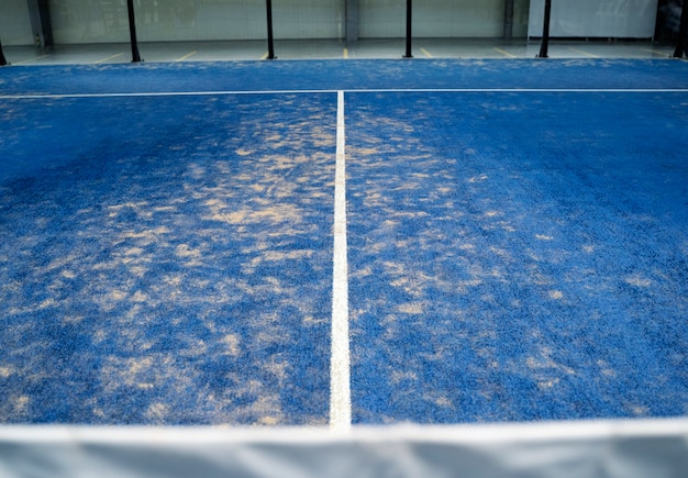 Terrain de paddle-tennis à angle élevé