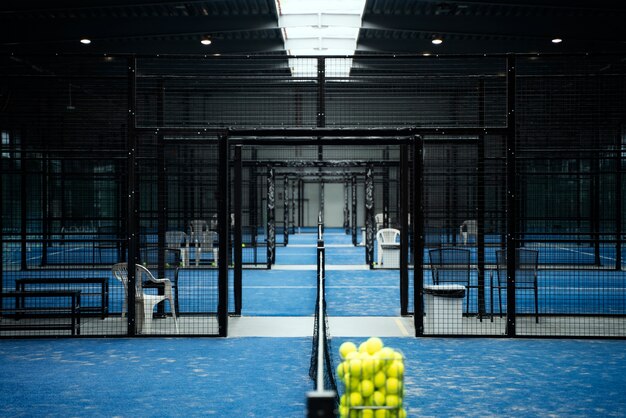 Terrain de paddle-tennis avec balles dans le panier