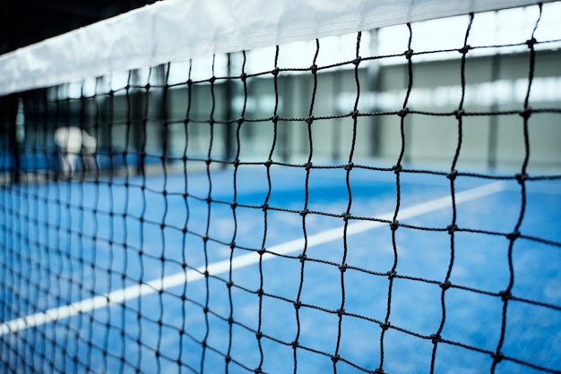 Terrain de paddle-tennis vide avec filet