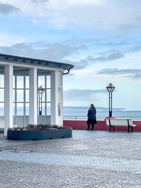 Photo gratuite terrasse de café avec vue sur la mer par temps nuageux