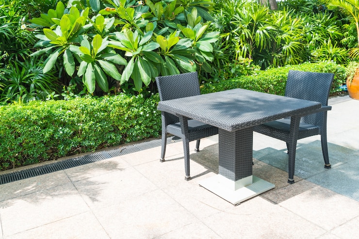 Photo gratuit terrasse extérieure avec chaise et table