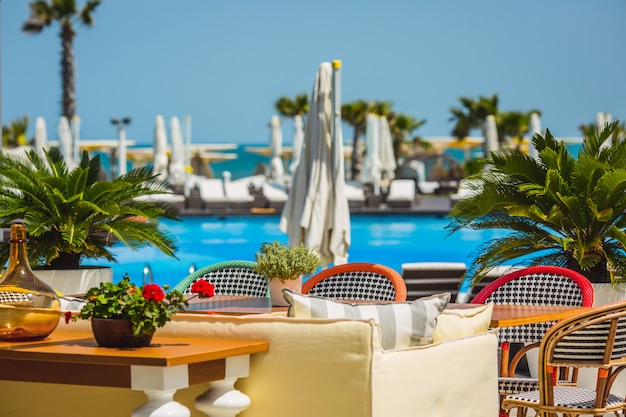 Terrasse de l’hôtel assis autour de la piscine.