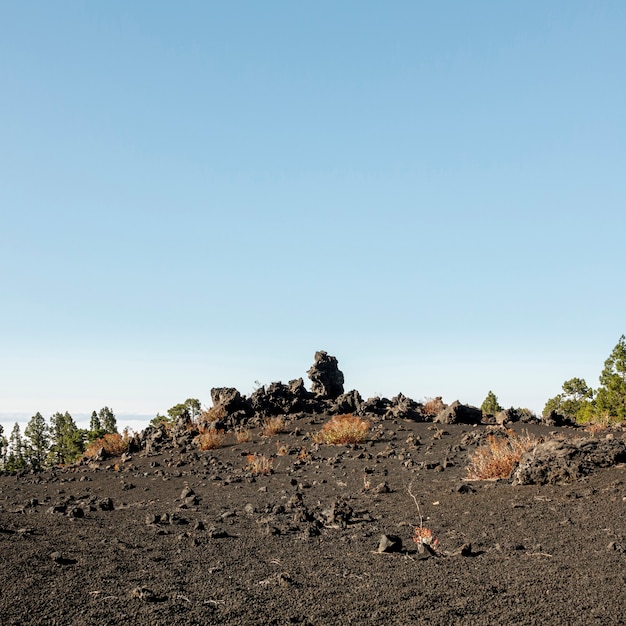 Terre de montagne vide avec ciel dégagé