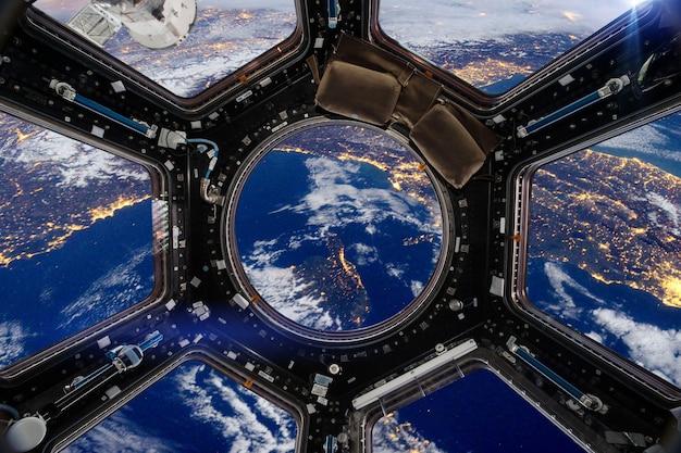 Terre et vaisseau spatial. Éléments de cette image fournis par la NASA.