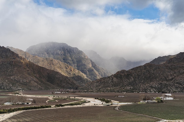 Terres agricoles de campagne avec fond de montagne