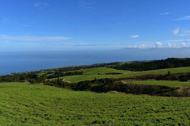 Photo gratuite terres agricoles et champs ruraux le long de la côte de san miguel.