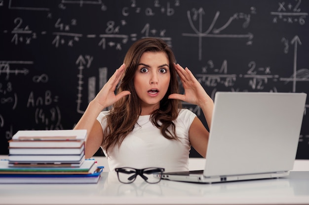 Photo gratuite terrifié jeune femme en classe