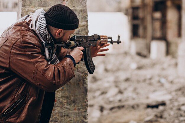 Terroriste avec des armes à feu avec des soldats