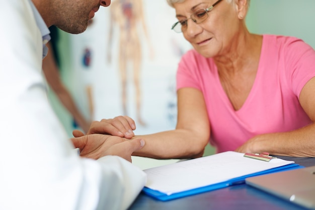 Test de pression dans le cabinet du médecin