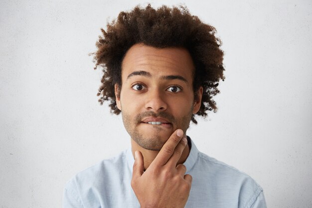 Tête de beau jeune homme afro-américain troublé ou perplexe