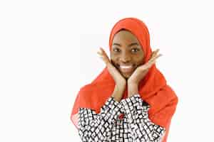 Photo gratuite tête d'une belle femme musulmane religieuse satisfaite avec un doux sourire, une peau sombre et saine, porte un foulard sur la tête. isolé sur fond blanc.