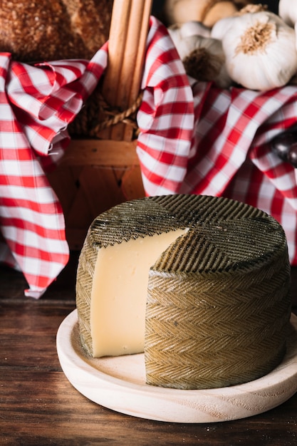 Photo gratuite tête de fromage près du panier