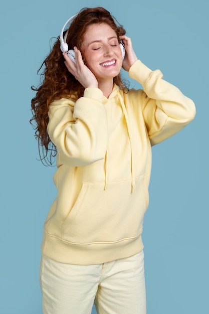 Tête de gingembre femme avec tenue colorée