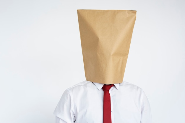 Photo gratuite tête d'homme anonyme couverte de sac en papier