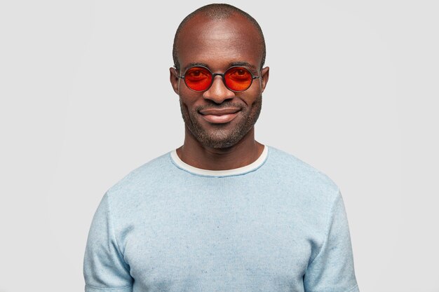Tête d'homme hipster à la peau sombre à la mode porte des lunettes rouges à la mode