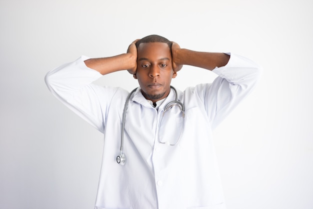 Tête de médecin mâle noir tendu. Concept de médecin stressé.