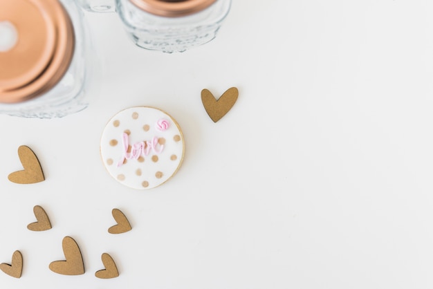 Photo gratuite texte d'amour sur cookie maison avec forme de coeur isolé sur fond blanc