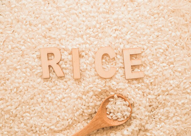 Texte sur les grains de riz blanc avec une cuillère en bois