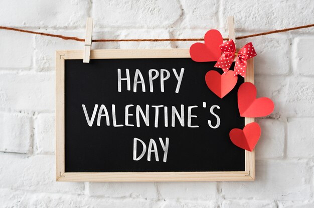 Texte Happy Valentine&#39;s Day écrit sur un tableau noir