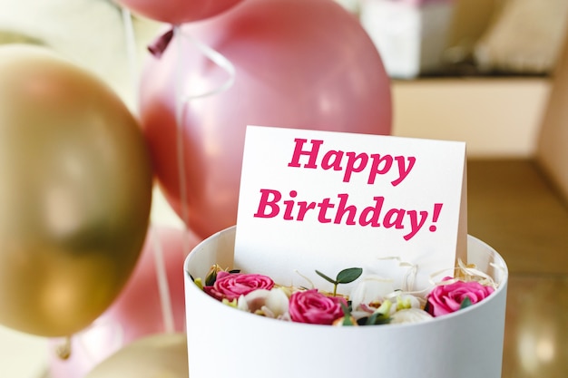 Texte De Joyeux Anniversaire Sur La Carte Cadeau Dans Une Boite A Fleurs Pres De Ballons Roses Et Or Festifs Beau Bouquet De Roses De Fleurs Fraiches En Boite Avec Carte De Voeux Texte De Joyeux Anniversaire Sur La Carte Cadeau Dans Une Boite A Fleurs Pres De Ballons Roses Et Or Festifs Beau Bouquet De Roses De Fleurs Fraiches En Boite Avec Carte De Voeux