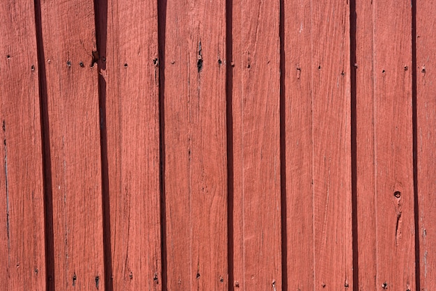 Texture de fond rouge en bois à rayures verticales