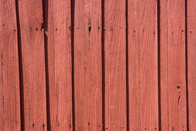 Texture de fond rouge en bois à rayures verticales