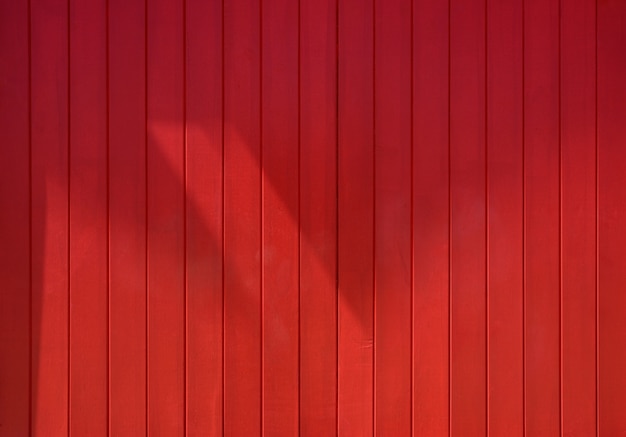 Texture de fond rouge en bois à rayures verticales