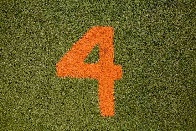 Texture de l&#39;herbe verte avec le numéro quatre