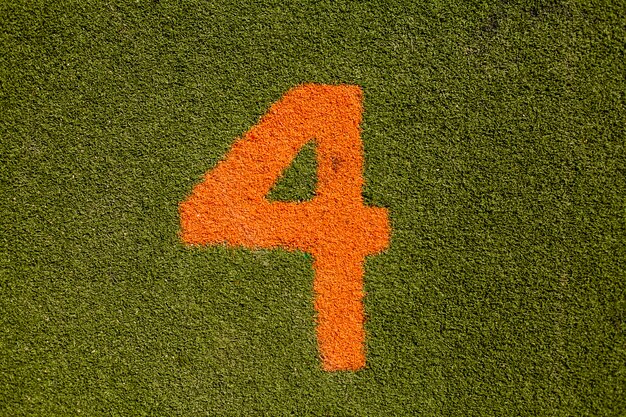 Texture de l&#39;herbe verte avec le numéro quatre