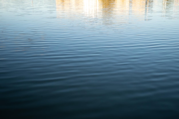 Texture naturelle de l'eau de fond sur le lac