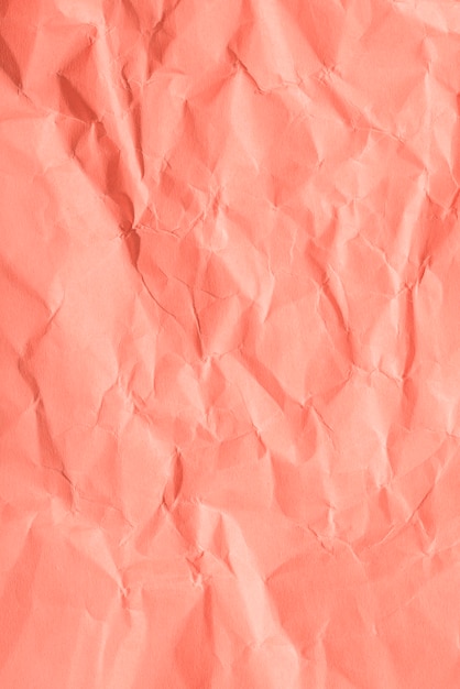 Texture de papier froissé sur fond corail