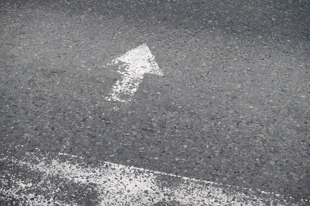 Texture pavée à l'extérieur avec panneau de signalisation