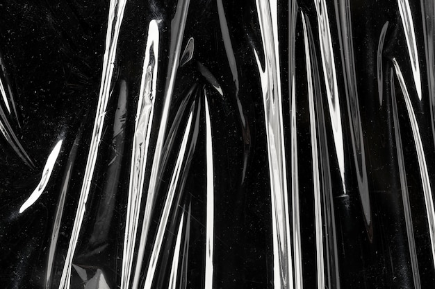 Texture de pellicule plastique froissée sur fond noir