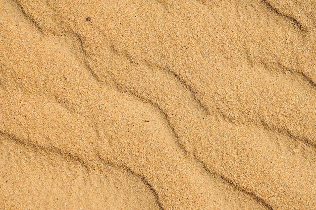 Texture sableuse sur la plage, côte de la mer noire. Vue de dessus des dunes de sable de plage abstraites pour fond de bannière d'été.