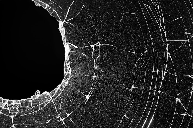 Photo gratuit texture de verre brisé avec forme de trou