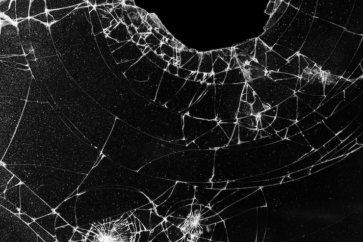 Photo gratuit texture de verre brisé avec forme de trou