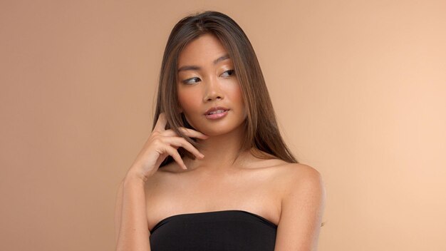 Thai asiatique modèle japonais closeup portrait avec les cheveux couvert son visage en regardant de côté
