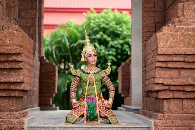 Thaïlande Danse dans des représentations masquées de Khon avec un temple antique