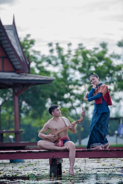 Thaïlande, homme et femme en costume national avec épingle de guitare (instrument à cordes pincé)