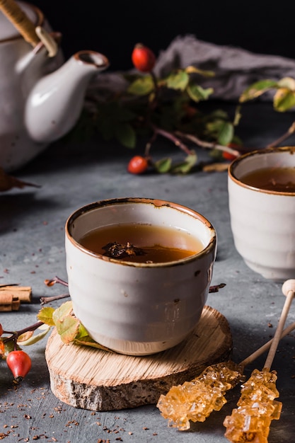 Thé à angle élevé dans une tasse avec du sucre cristallisé