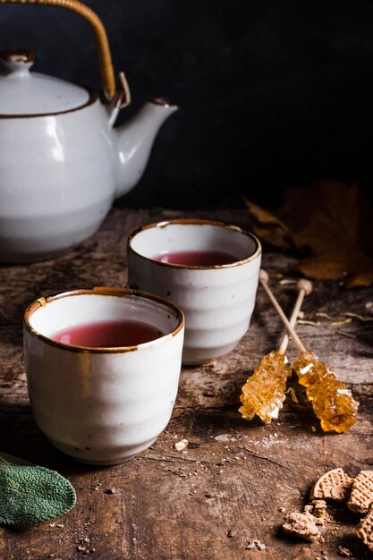 Thé à angle élevé dans des tasses avec du sucre cristallisé