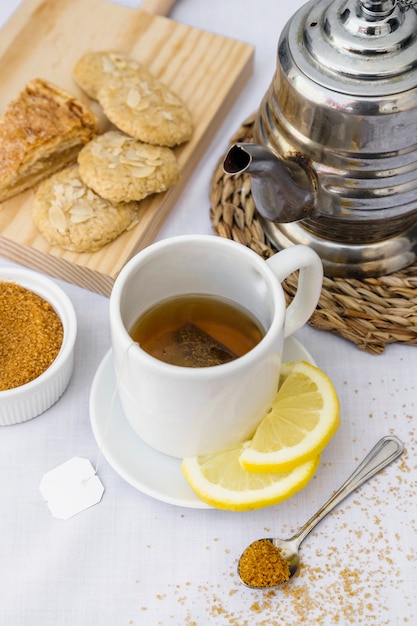 Photo gratuite thé au citron avec sucre brun et biscuits
