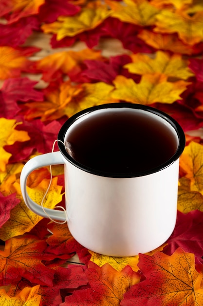 Photo gratuite thé aux feuilles d'automne